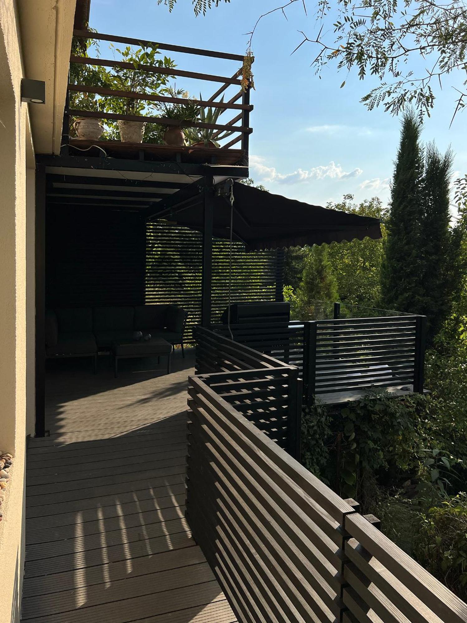 ペトロヴァラディンPergola House In A Green Oasis With Fantastic Viewアパートメント エクステリア 写真